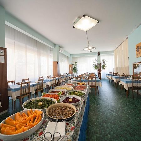 Hotel Madison Riccione Bagian luar foto